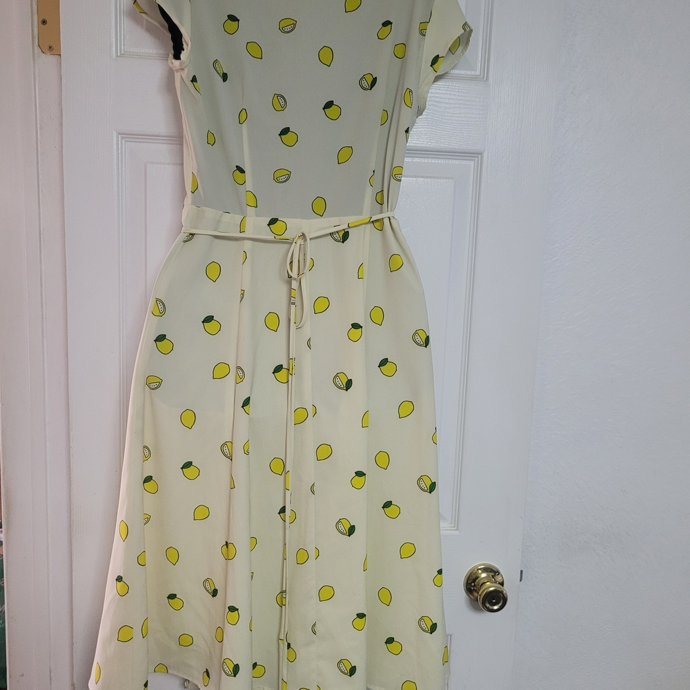 Chic White Midi Wrap Dress with Lemon Print - Picture 4 of 8